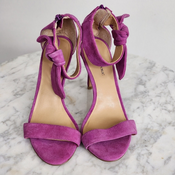BANANA REPUBLIC Pink Fuschia Suede Bowtie 4 Inch Heels VGUC Size 7.5 - Picture 2 of 10
